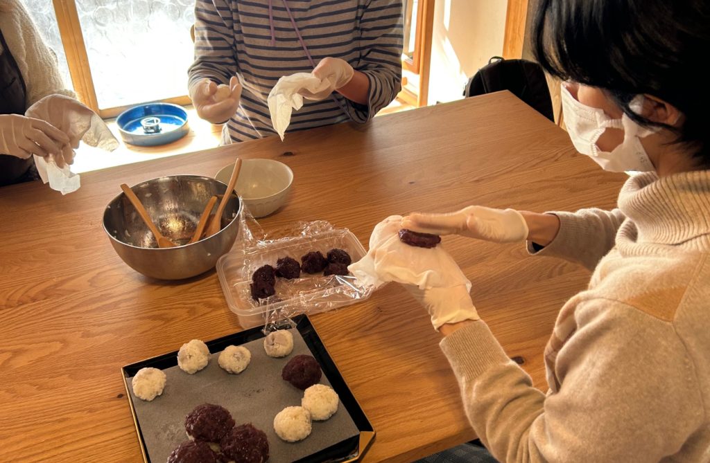 和菓子作り体験の様子